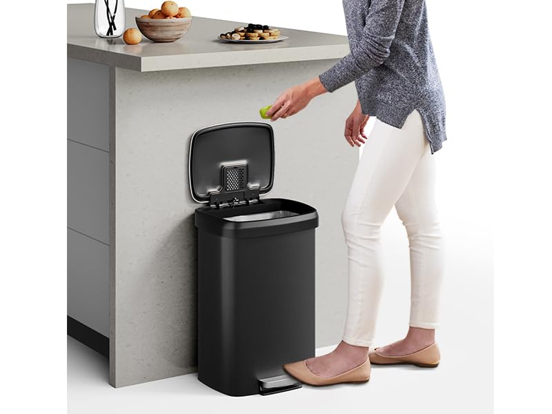 13 gal 50 L Plastic Trash Can with Lid