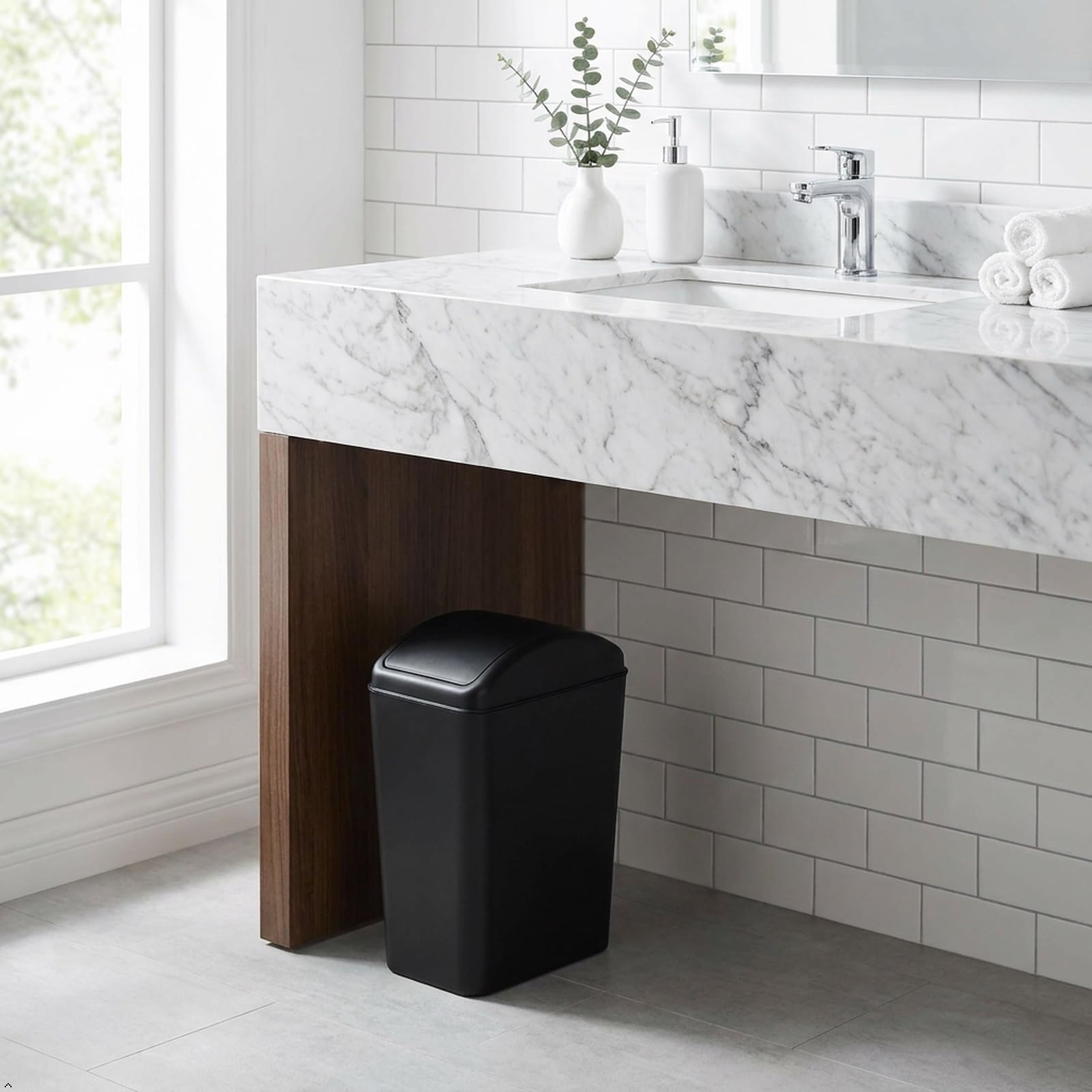 4.2 Gallon Plastic Trash Can with Lid