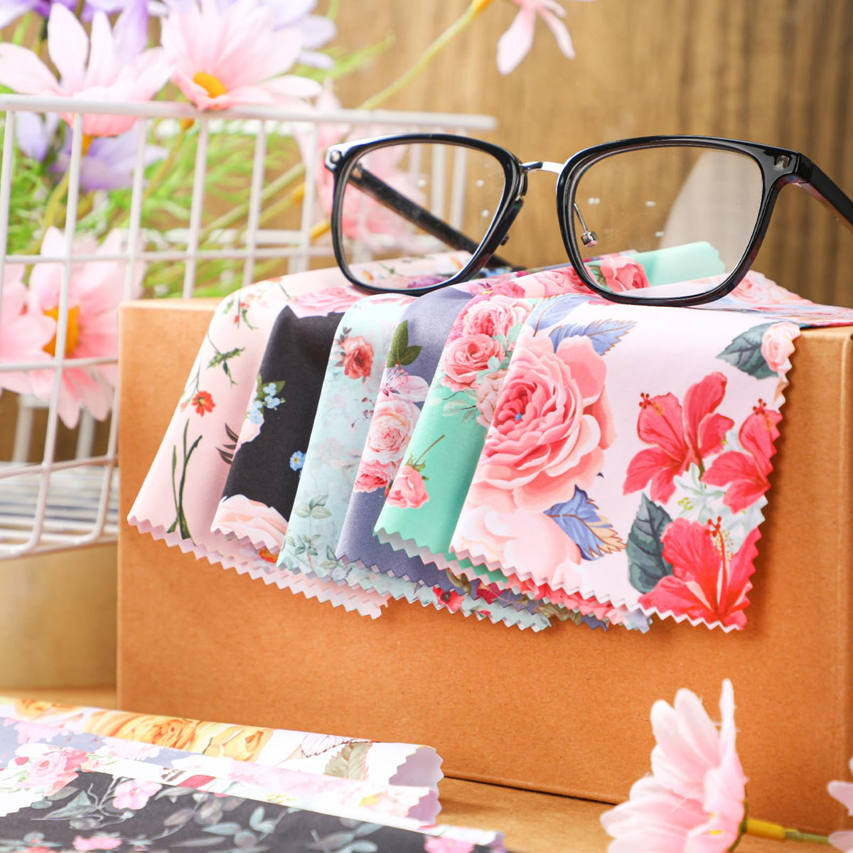 20 Pcs Microfiber Cleaning Cloth Elegant Flower Design Microfiber Cloth Soft Multicolor Glasses Cleaner for Eyeglasses Camera Lens Cell Phone Screens Glasses