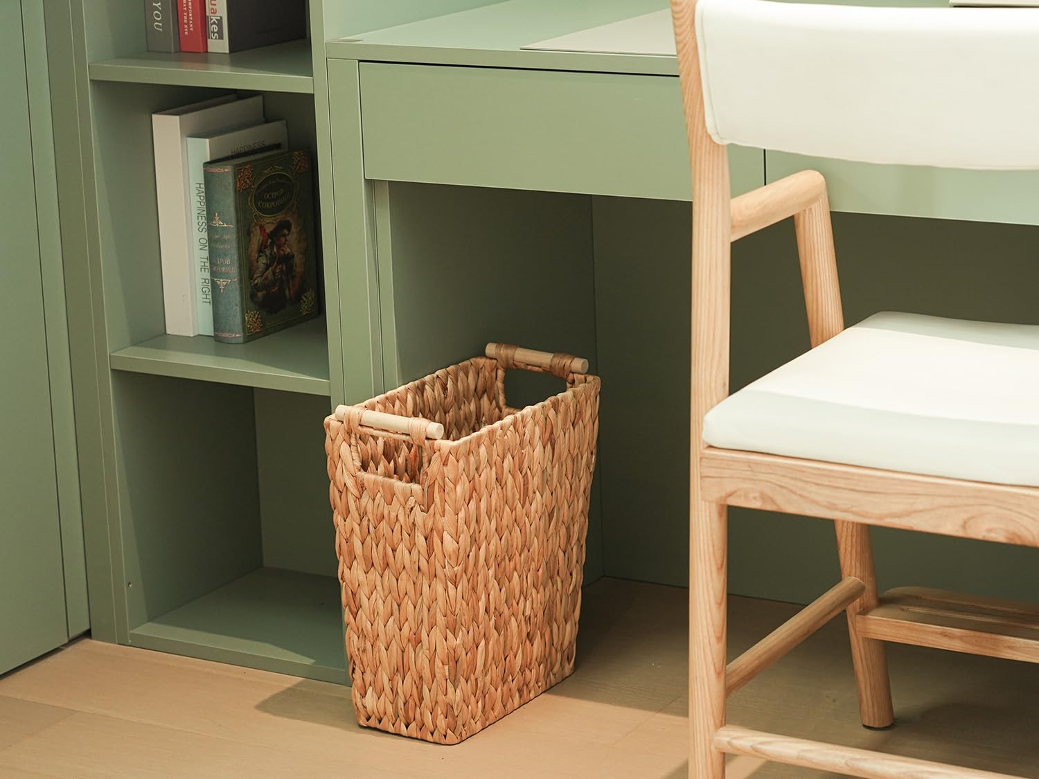 6 Gallon Wicker Trash Can with Wooden Handle