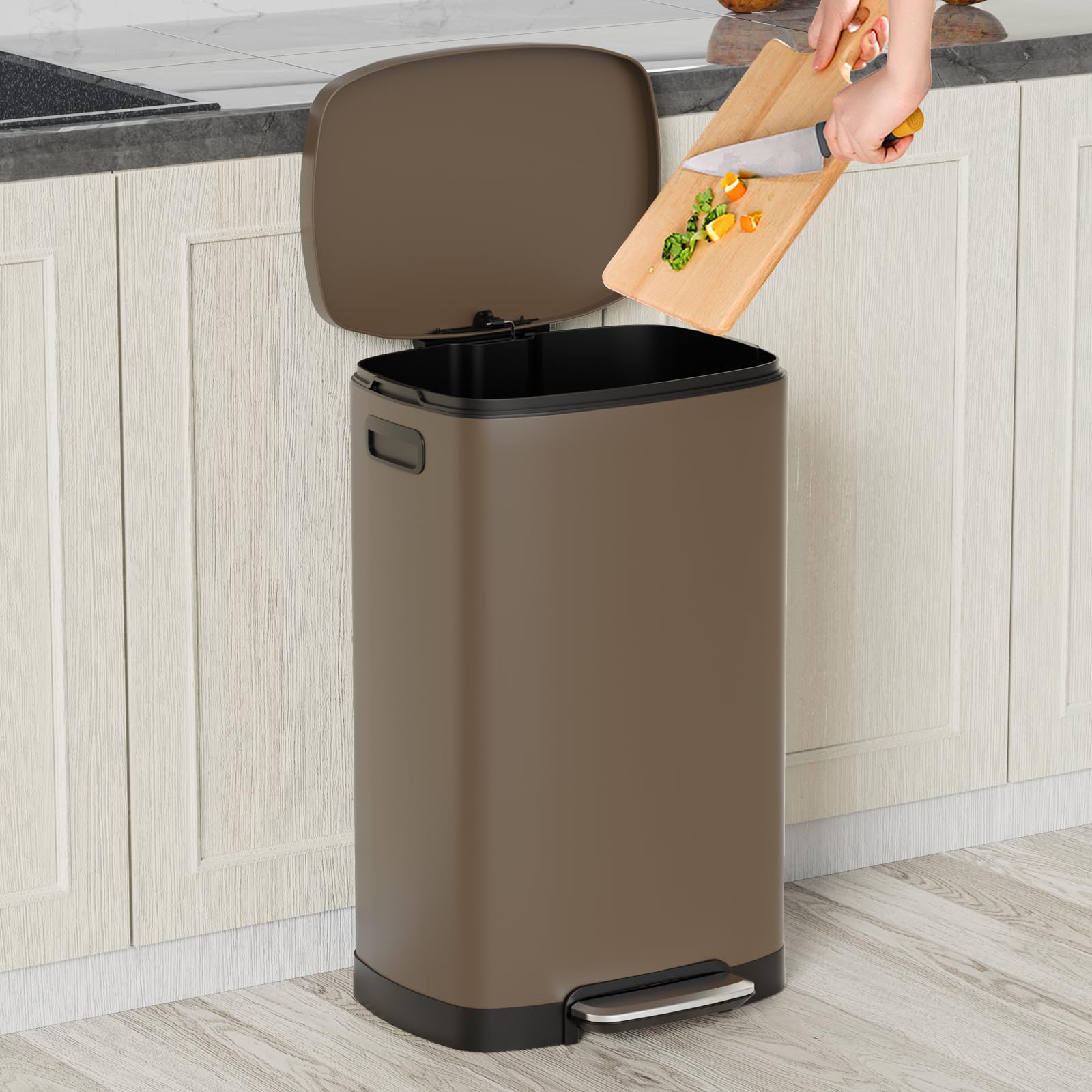 13 Gallon Trash Can with Lid