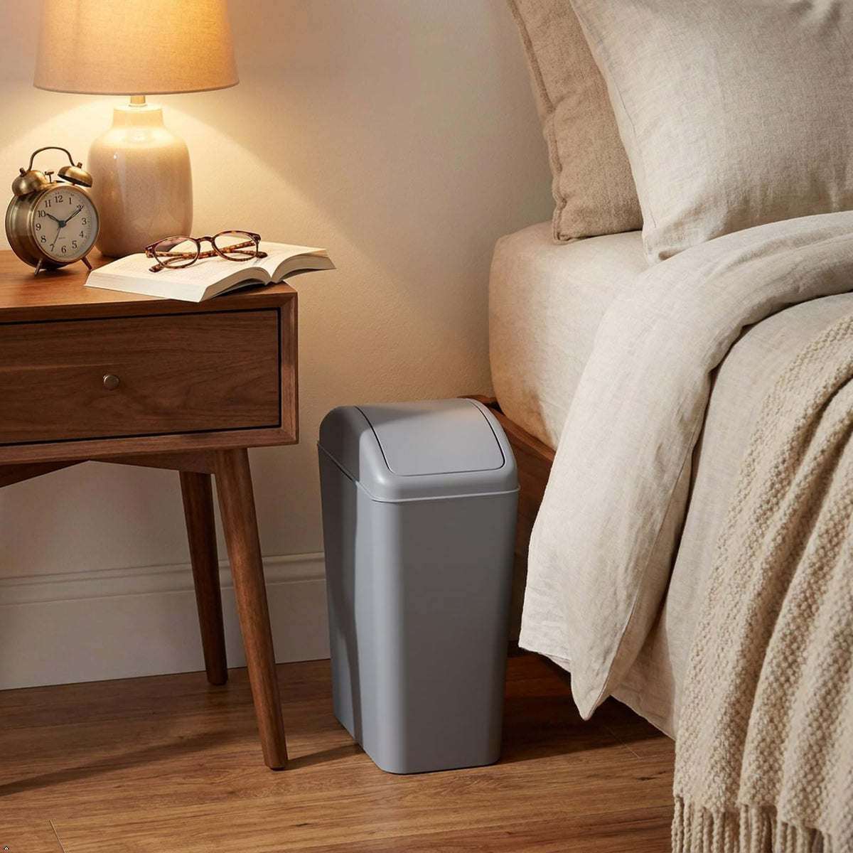 4.2 Gallon Plastic Trash Can with Lid
