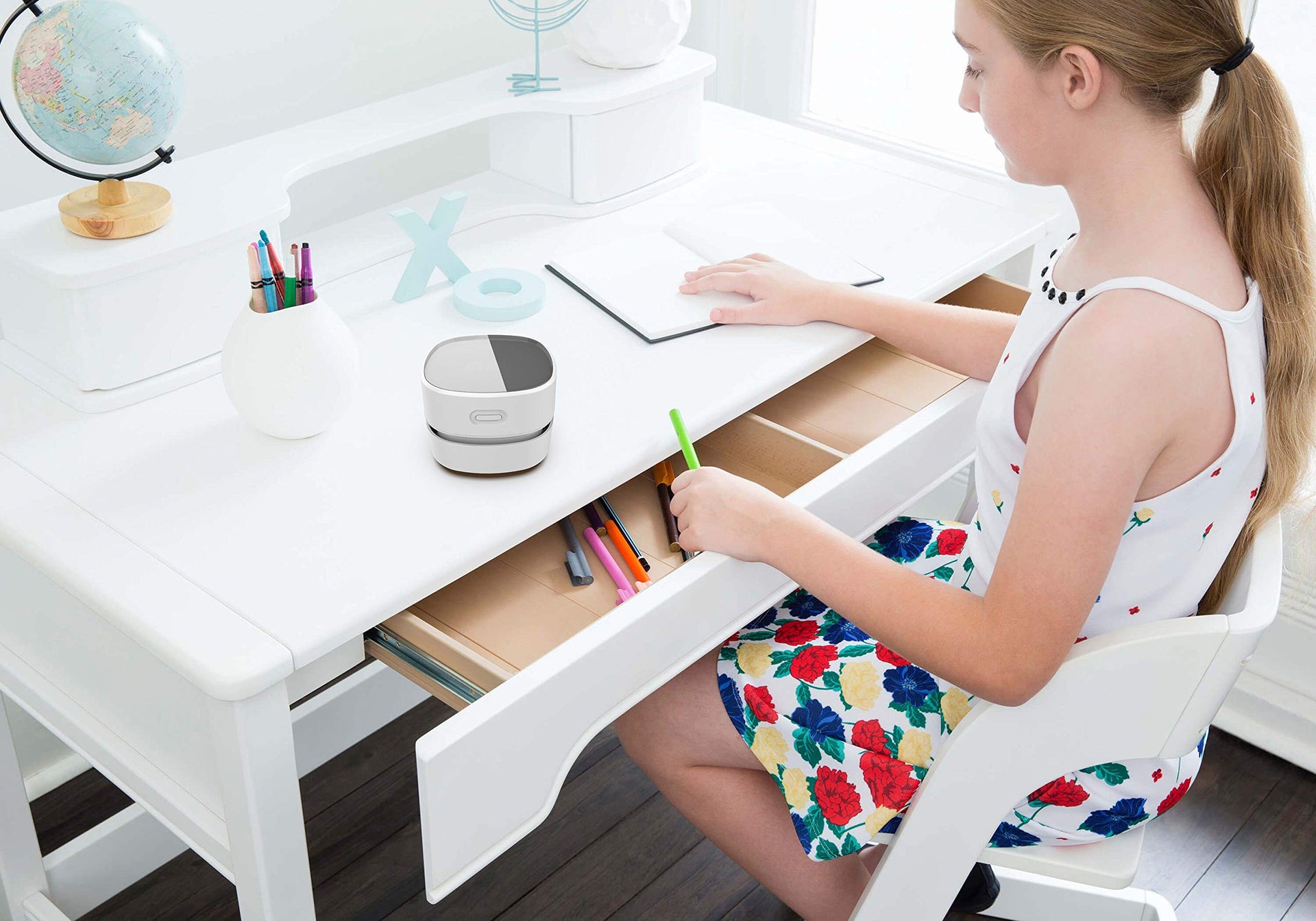 Desk Vacuum Cleaner with Wireless Charger