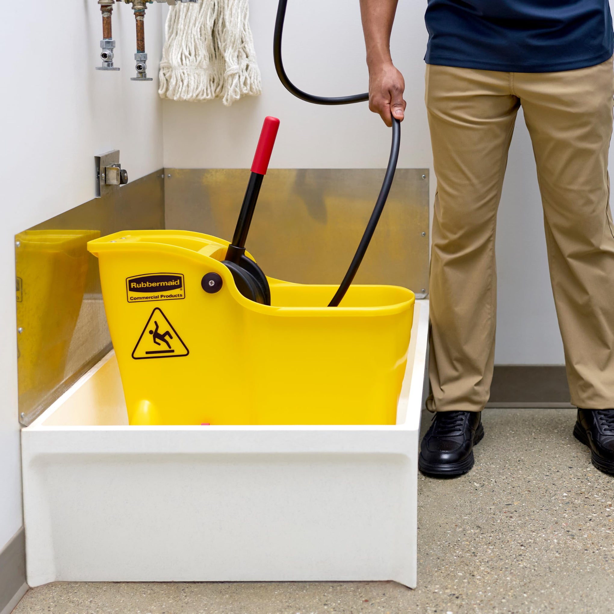 Rubbermaid Commercial 31 Quart Tandem Mop Bucket with Wringer and Drain