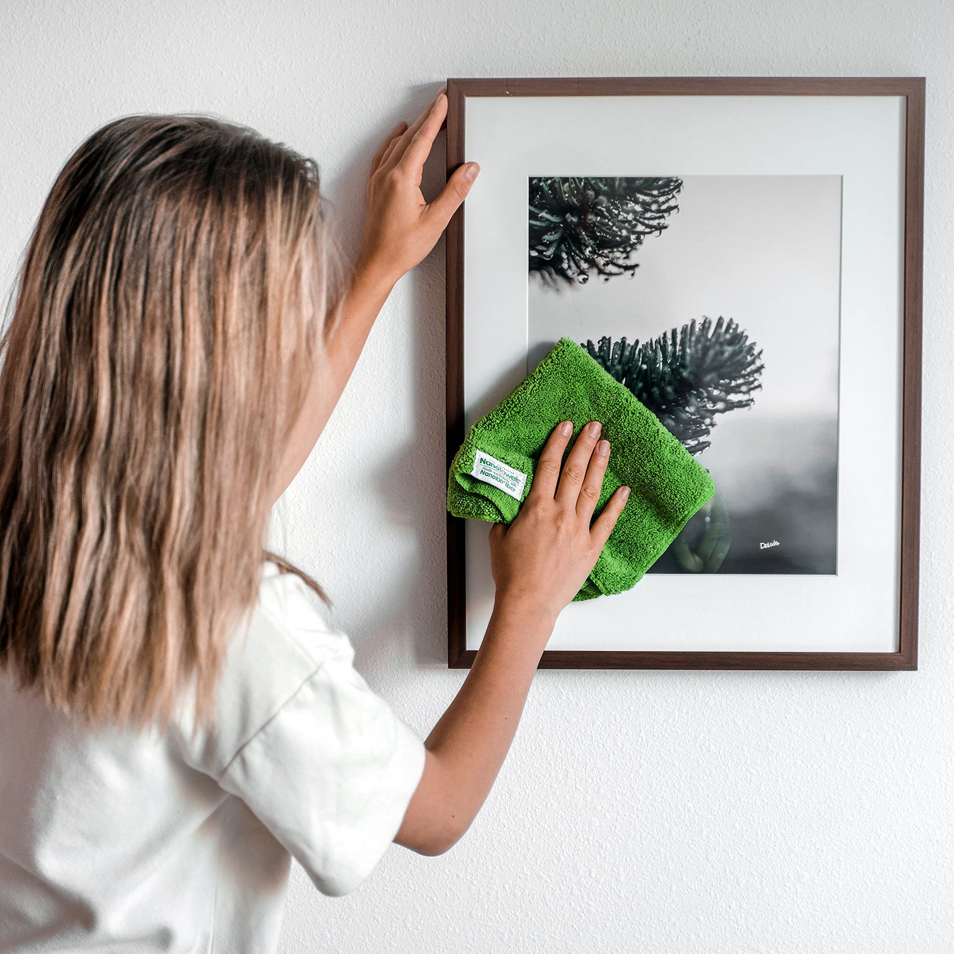 The Amazing Eco Cloth Wipes that Cleans and Makes Shiny Virtually Any Surface with Only Water. No More Paper Towels Or Toxic Chemicals. 4 (4 Count)